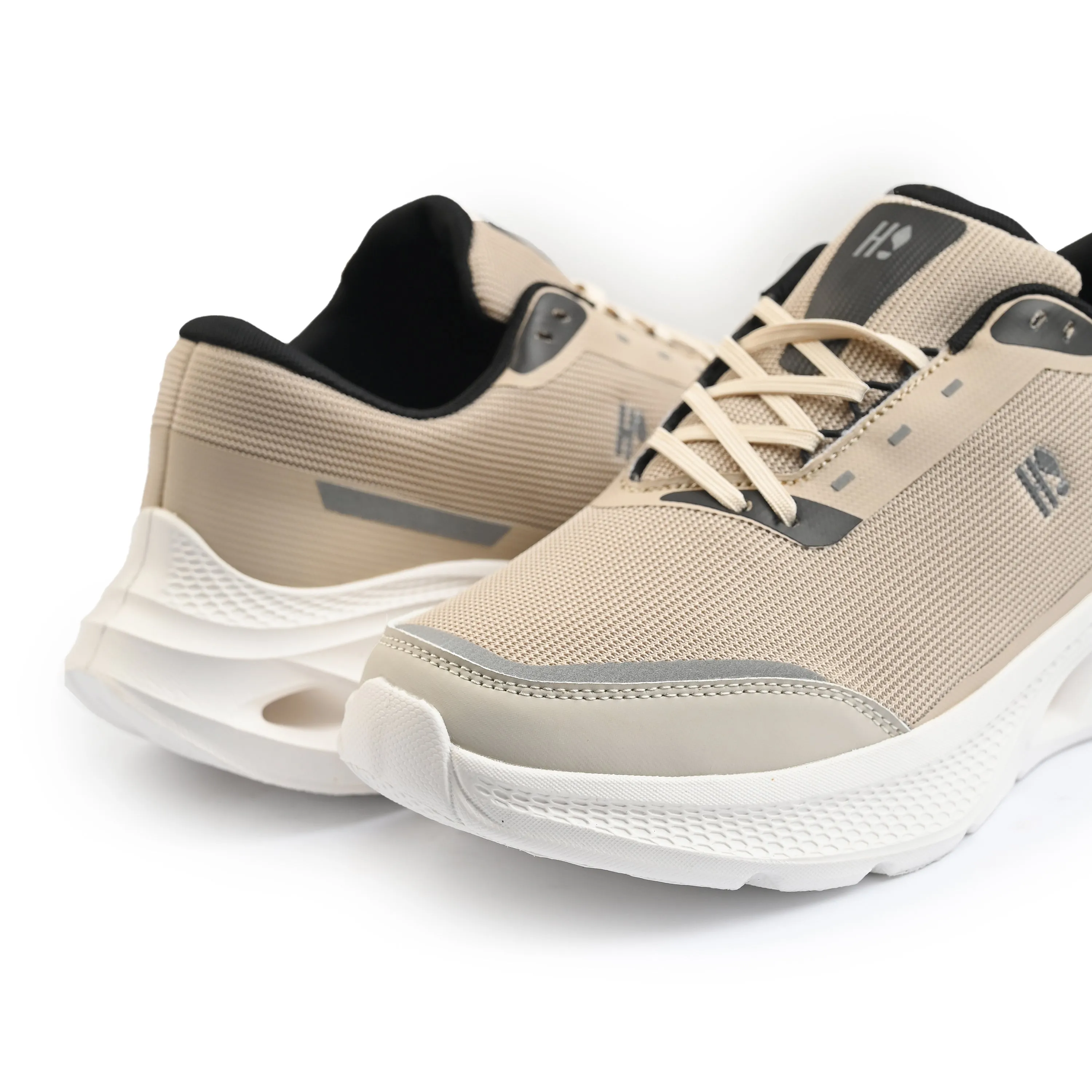 AIR COOLED LIGHTWEIGHT SOLE TRAINER