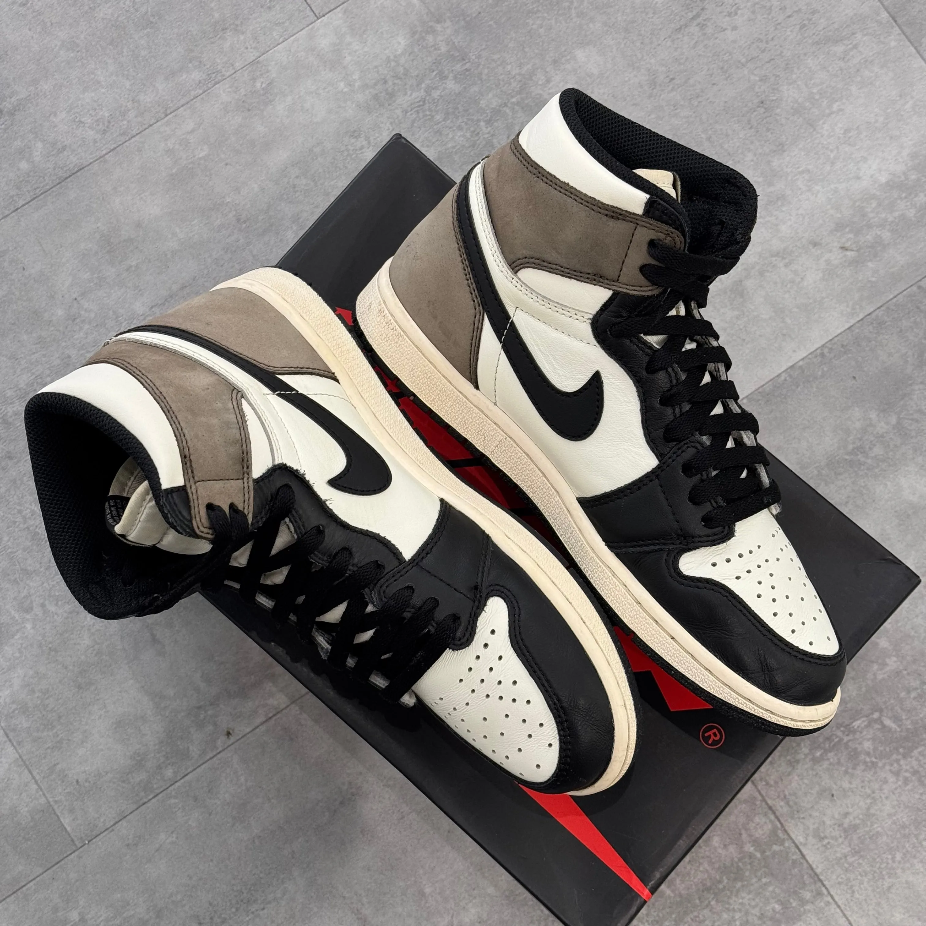 Air Jordan 1 Retro High Dark Mocha (41) - Usado