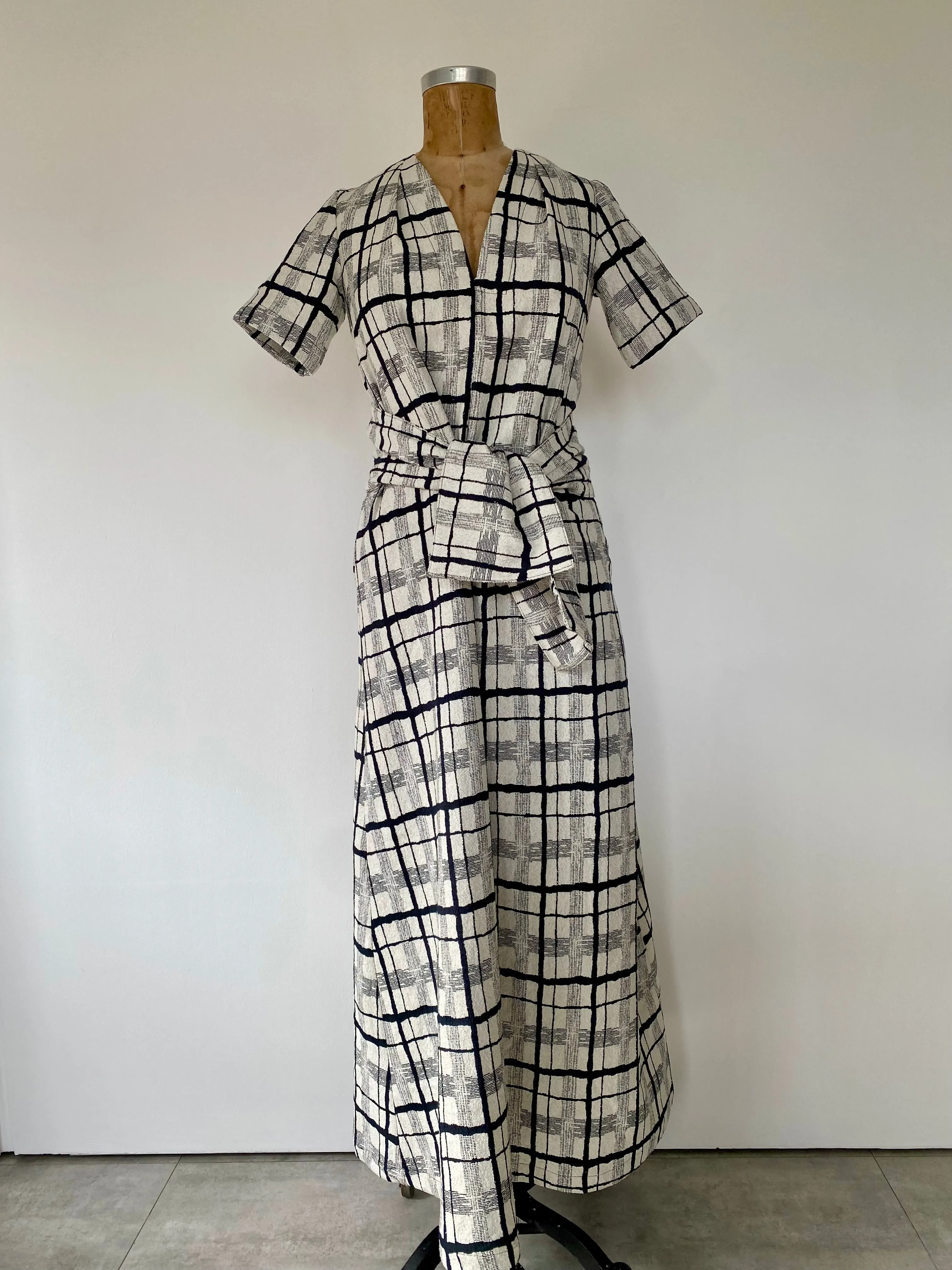 BELTED V NECK JIFFY DRESS