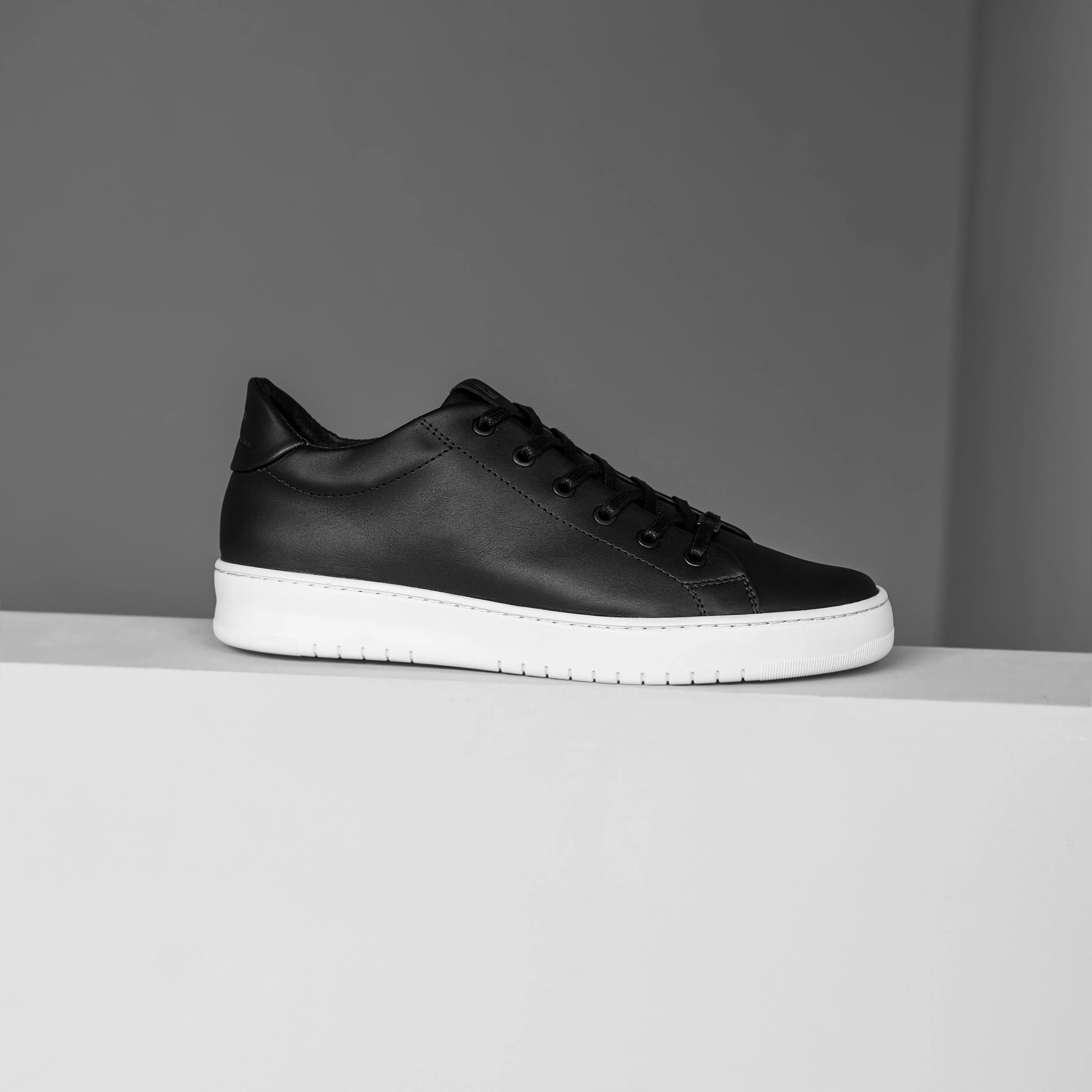 Hinson Bennet City Low Black Floater