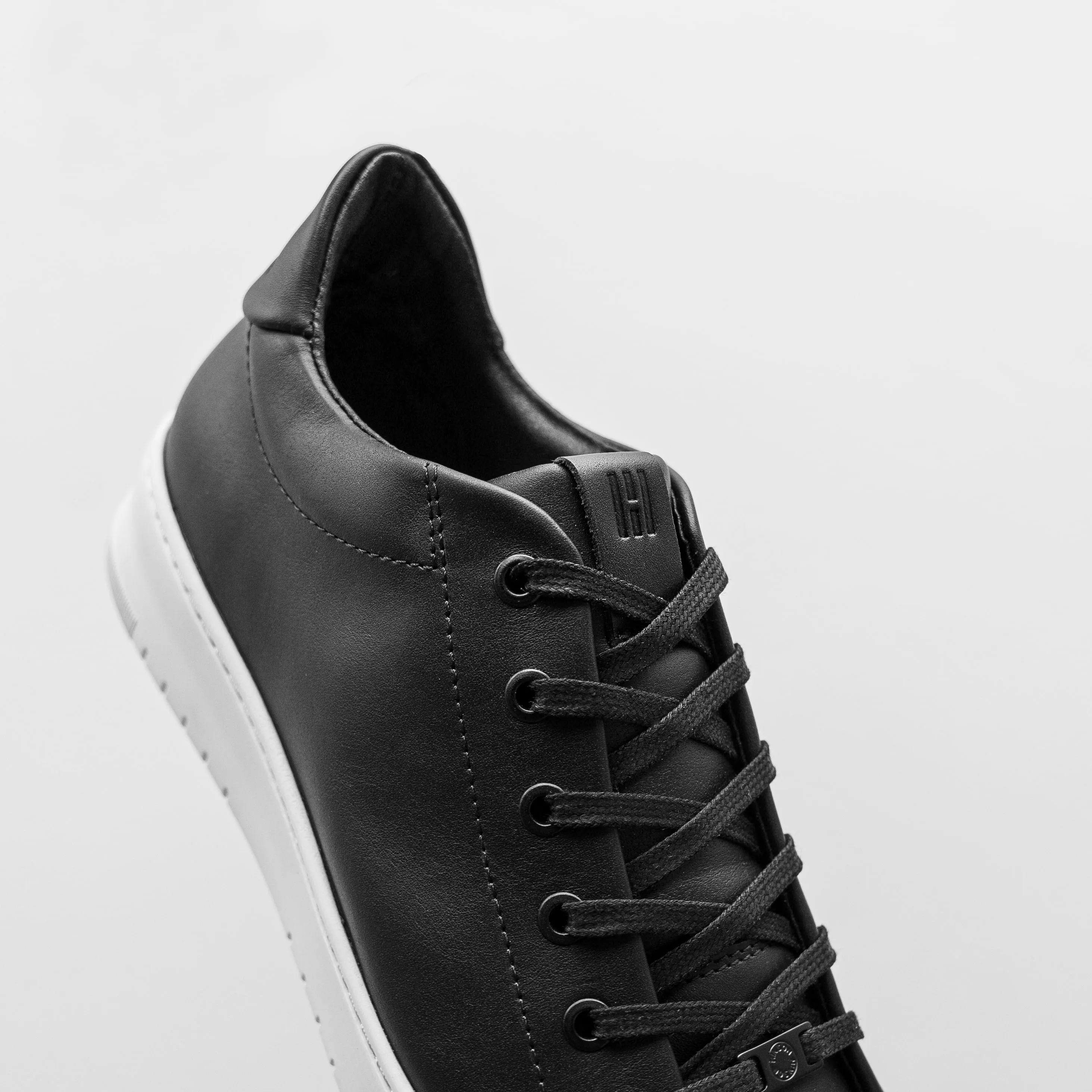 Hinson Bennet City Low Black Floater