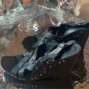 ITALIAN GIANNI BINI SIZE 7 1/2 MEDIUM WOMENS’ SANDALS IN BLACK
