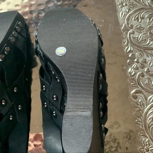 ITALIAN GIANNI BINI SIZE 7 1/2 MEDIUM WOMENS’ SANDALS IN BLACK