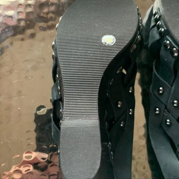 ITALIAN GIANNI BINI SIZE 7 1/2 MEDIUM WOMENS’ SANDALS IN BLACK