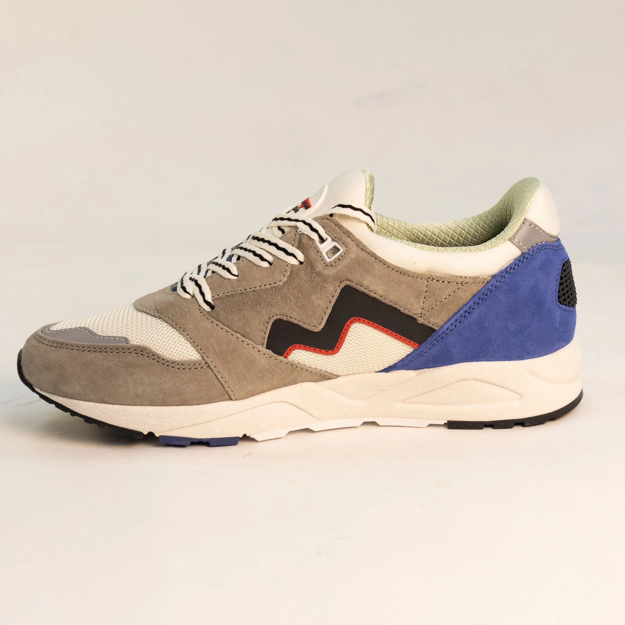 Karhu Aria 95 Cityscape Tones - Vetiver/Black