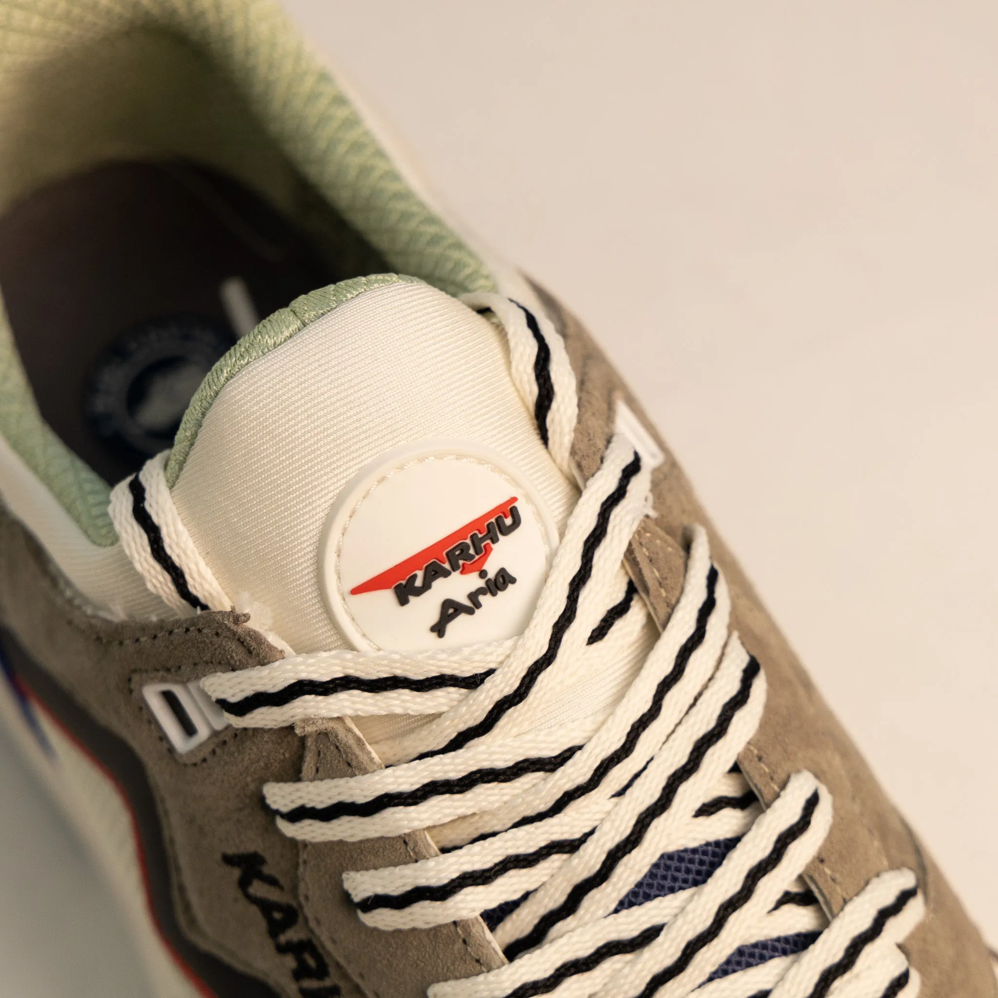 Karhu Aria 95 Cityscape Tones - Vetiver/Black