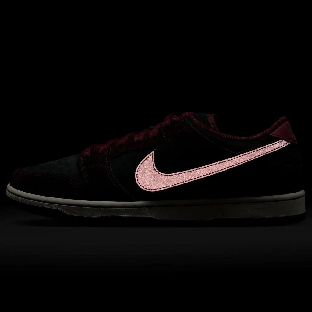 NIKE SB DUNK LOW PRO QUICKSTRIKE - MAHOGANY/DARK BEETROOT-TEAM RED-SAIL