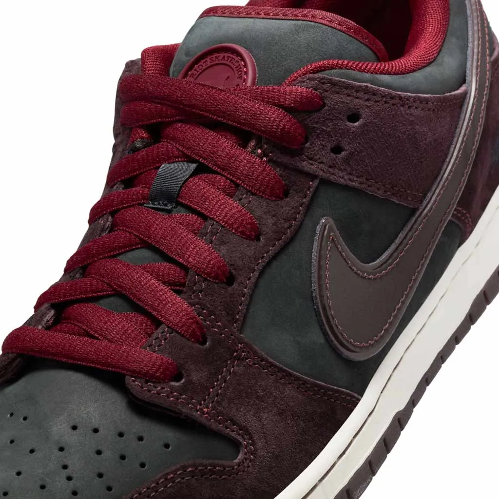 NIKE SB DUNK LOW PRO QUICKSTRIKE - MAHOGANY/DARK BEETROOT-TEAM RED-SAIL