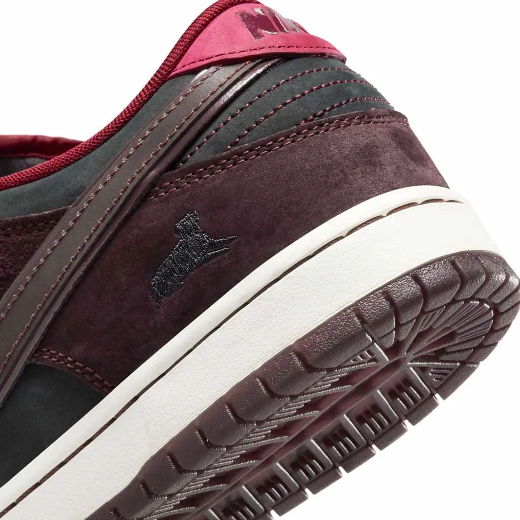 NIKE SB DUNK LOW PRO QUICKSTRIKE - MAHOGANY/DARK BEETROOT-TEAM RED-SAIL
