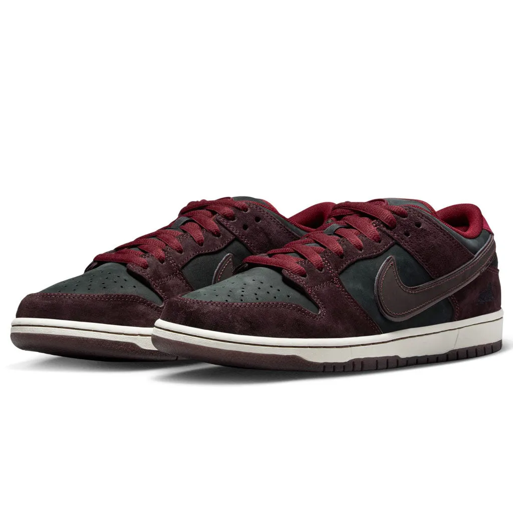 NIKE SB DUNK LOW PRO QUICKSTRIKE - MAHOGANY/DARK BEETROOT-TEAM RED-SAIL