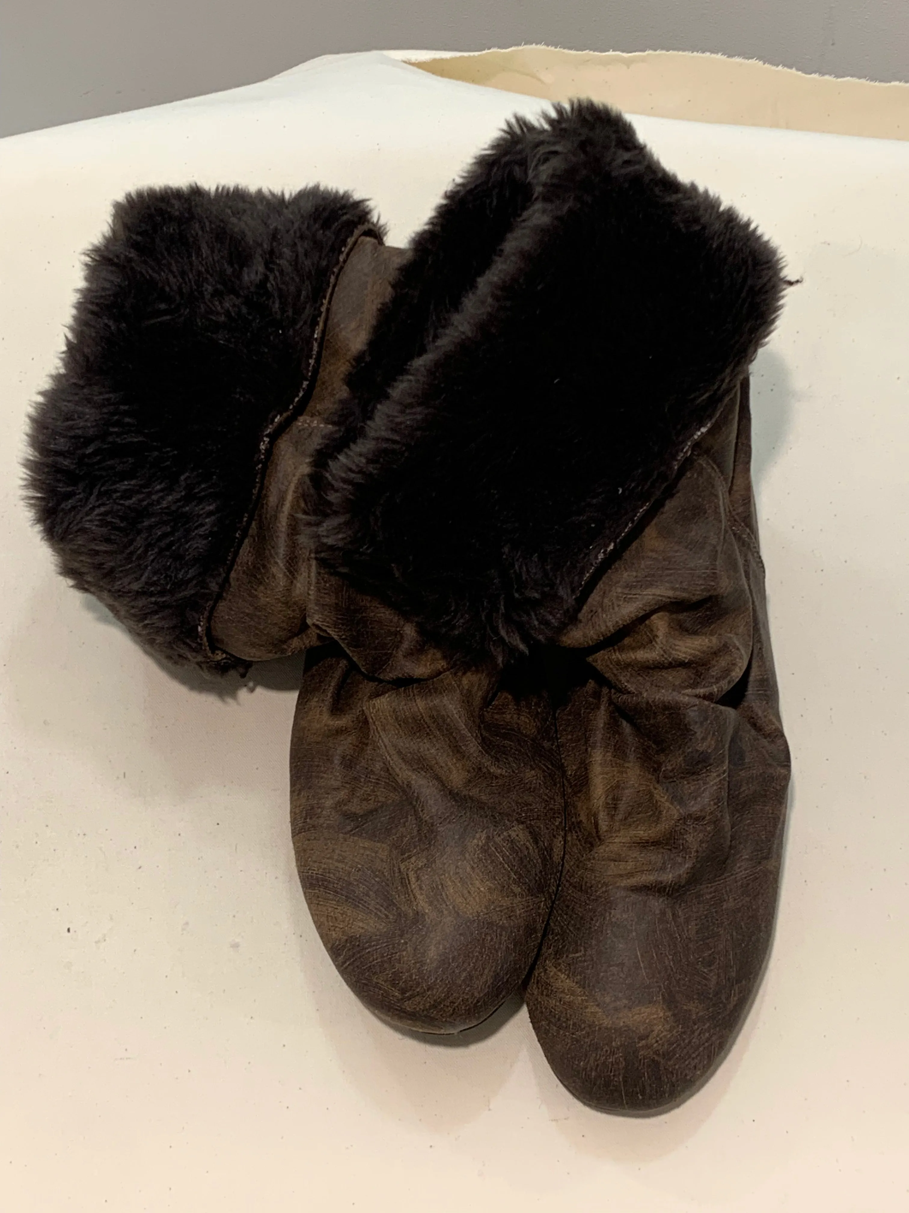 Painted pull-on boots, 37
