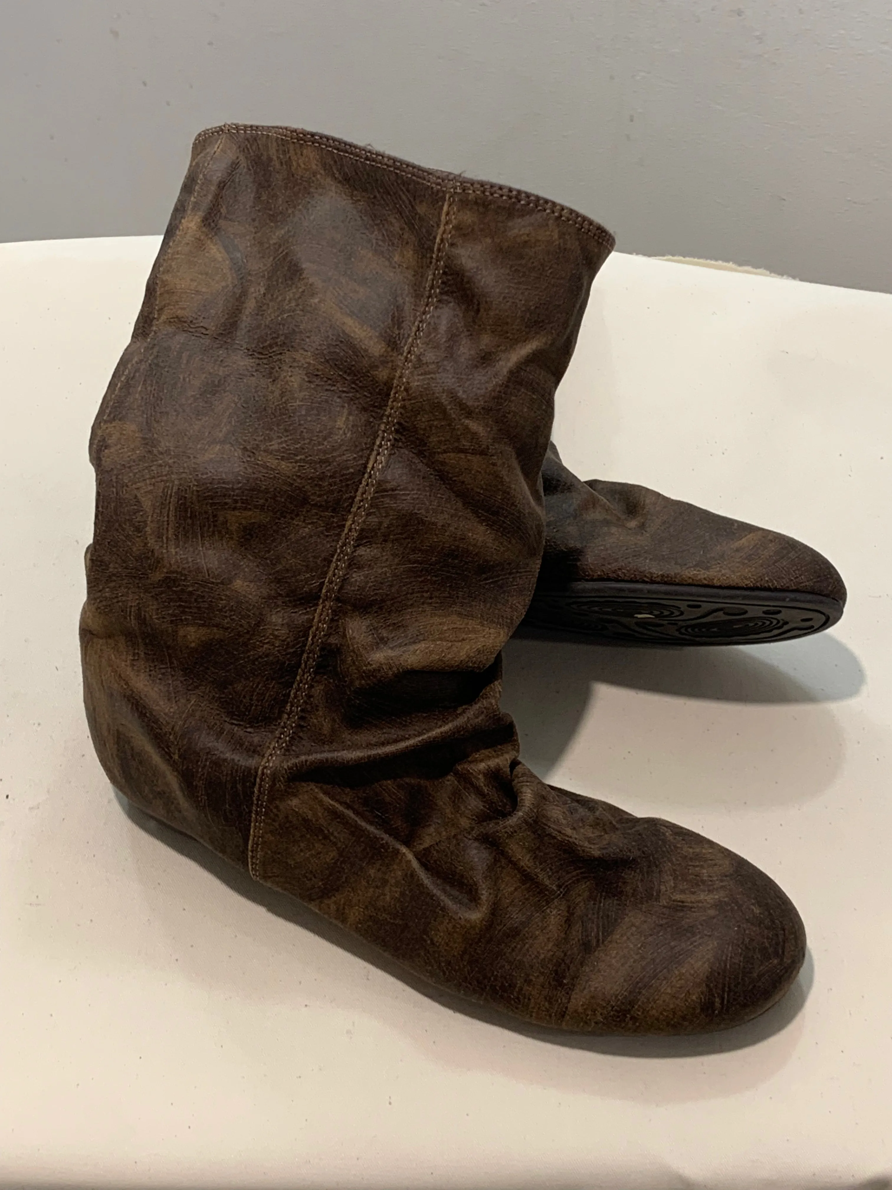 Painted pull-on boots, 37