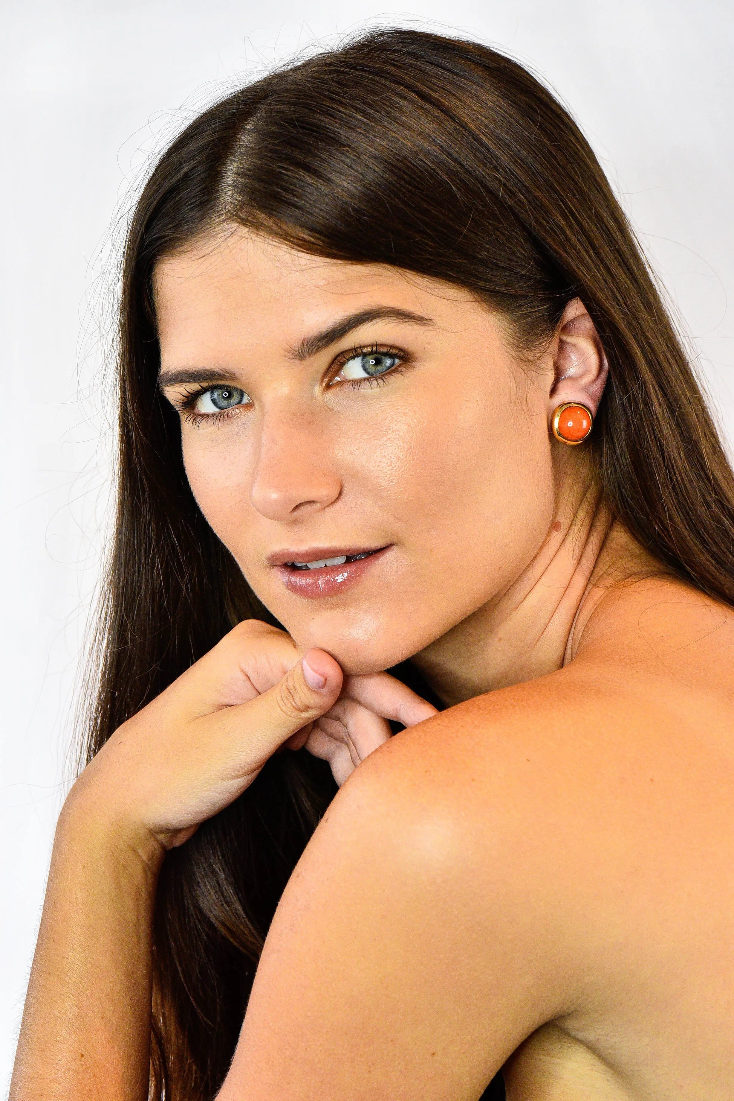 Retro Coral Cabochon 14 Karat Yellow Gold Circular Earrings