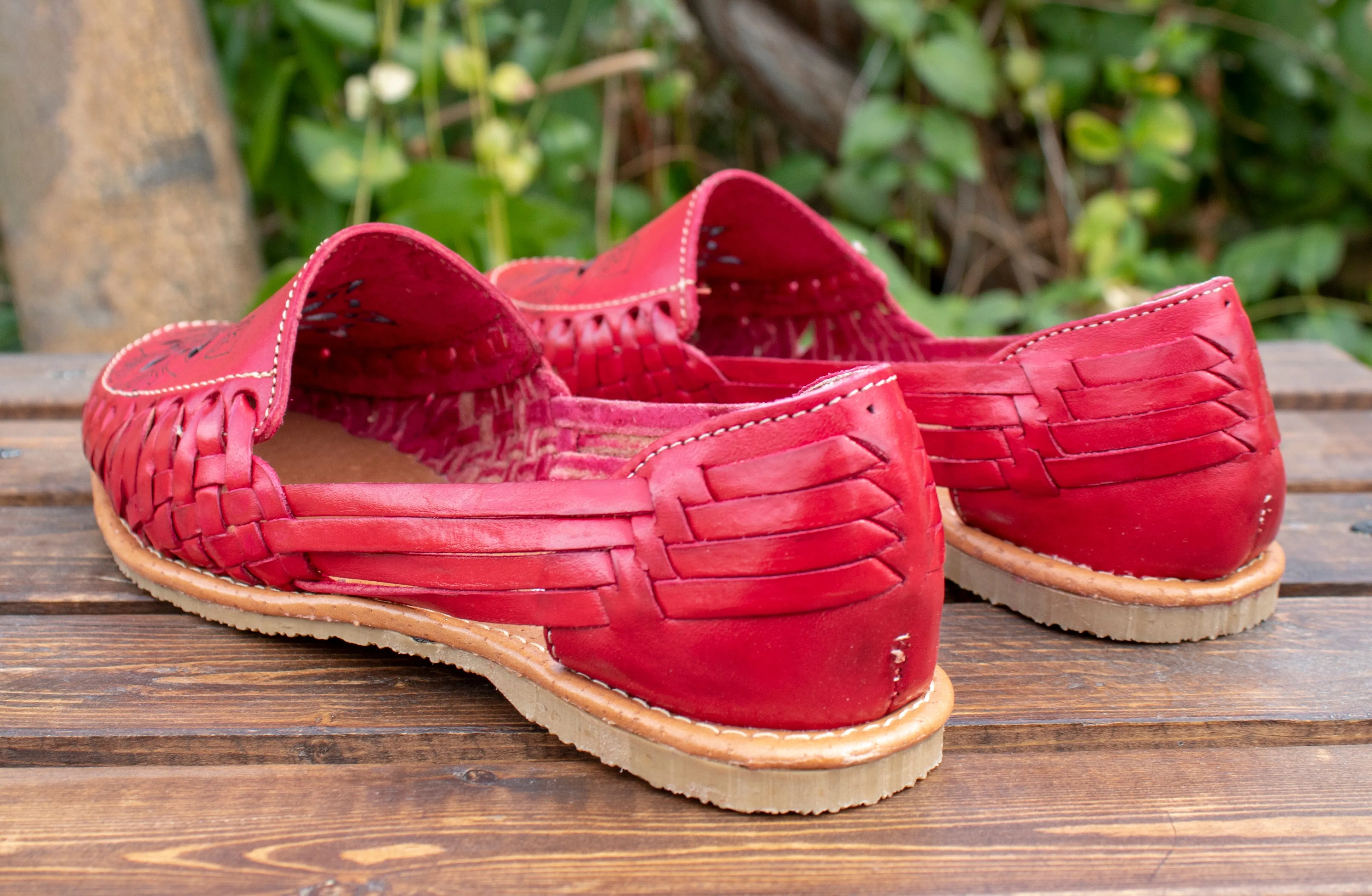 WOMENS RED LEATHER STAMPED HUARACHE MEXICAN SANDAL